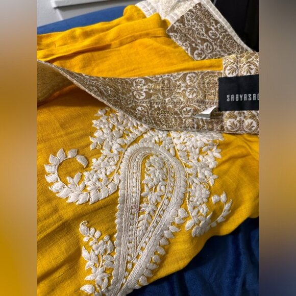 Authentic Sabyasachi Yellow Silk saree w contrasting blouse Flows beutifully - Picture 4 of 6